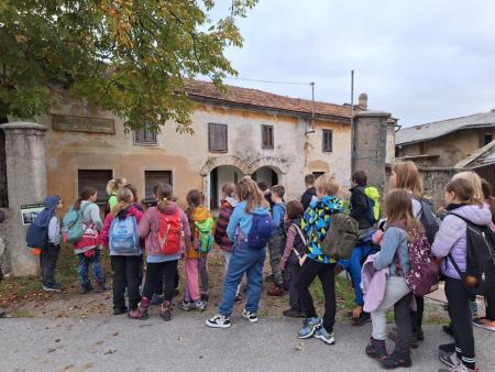 Učenci 2. triade OŠ Toneta Tomšiča Knežak pred Uhanovo domačijo